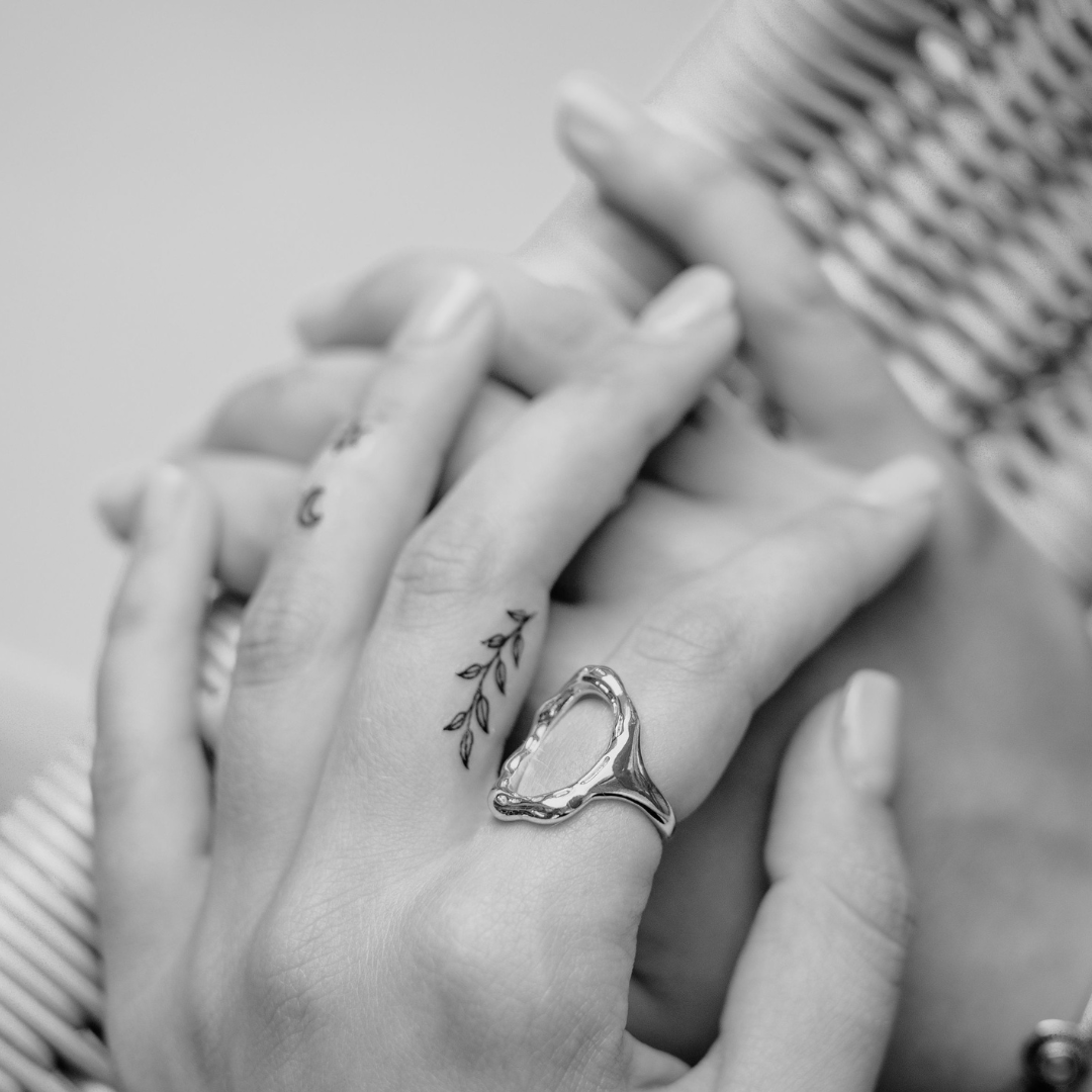 Os 10 designs temporários de tatuagens metálicas mais populares do momento