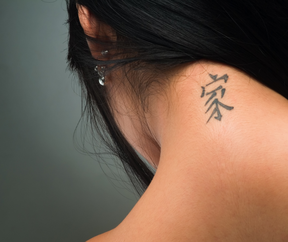 Tatuagem Geluk: 7 tatuagens com trevo de quatro folhas e outros amuletos da sorte