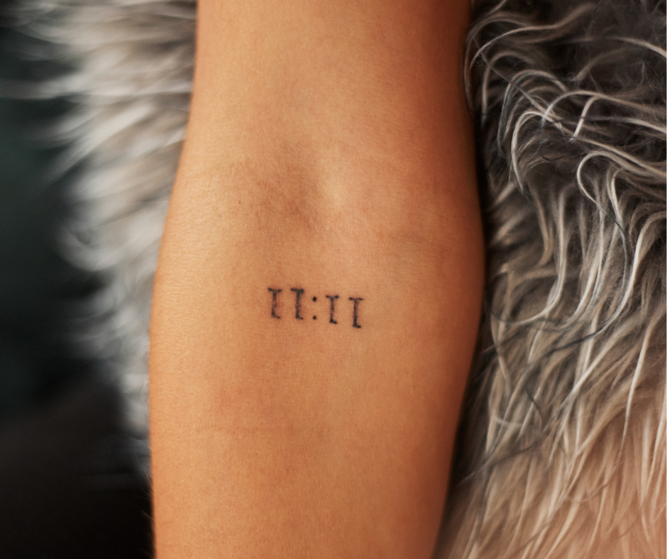 O significado por trás de uma tatuagem 11:11 revelado