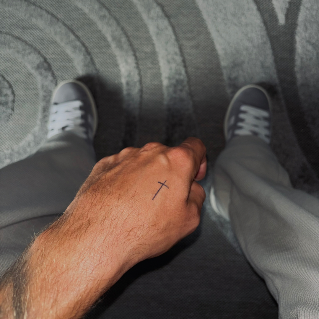 Cruz de tatuagem temporária