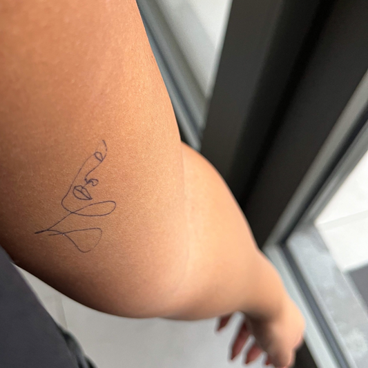 Tatuagem temporária facial fineline