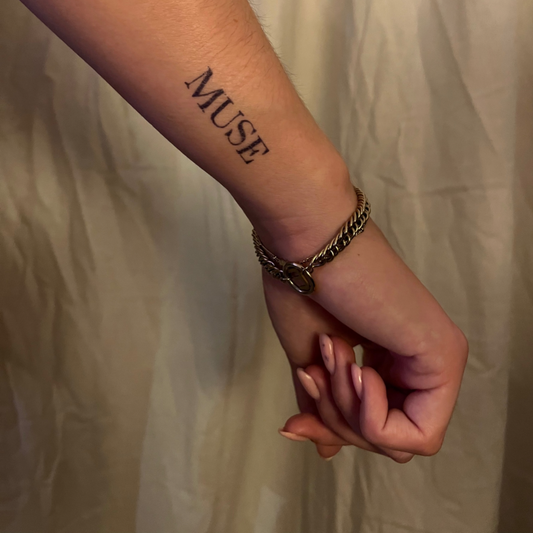 Musa da tatuagem temporária