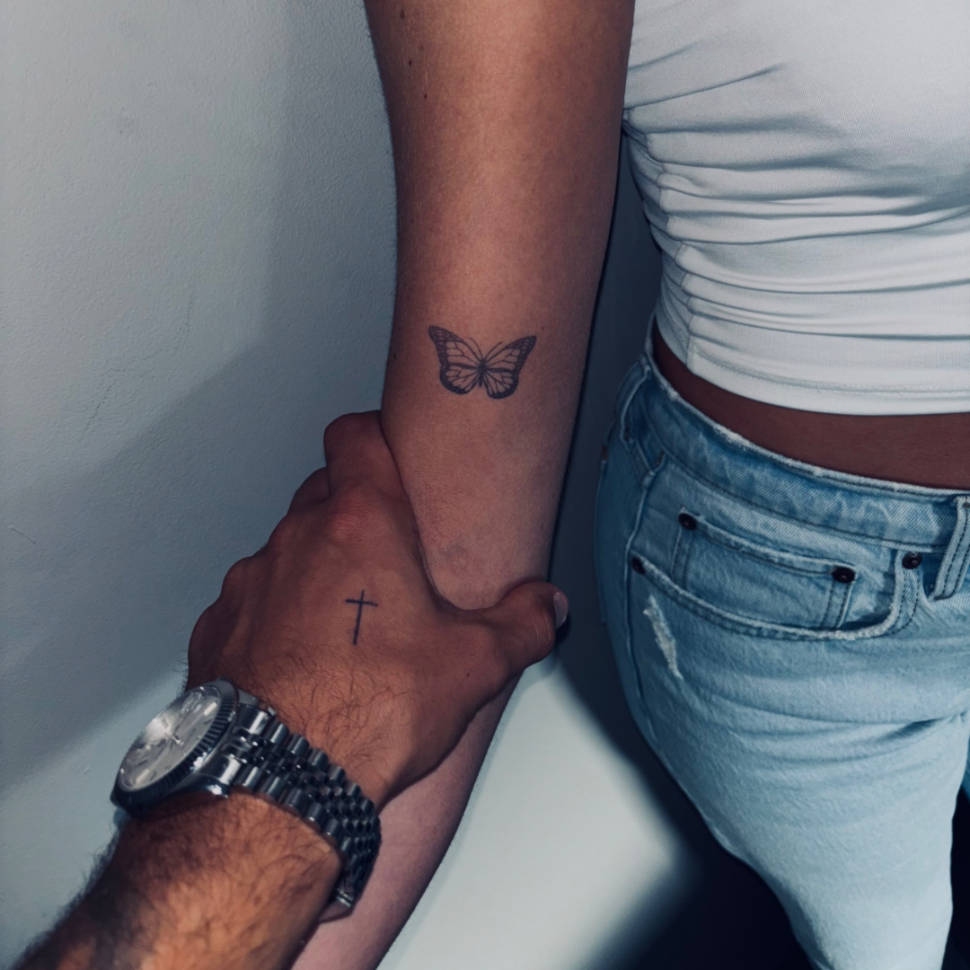 Cruz de tatuagem temporária