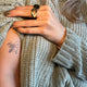 Tatuagem temporária de borboleta e planta