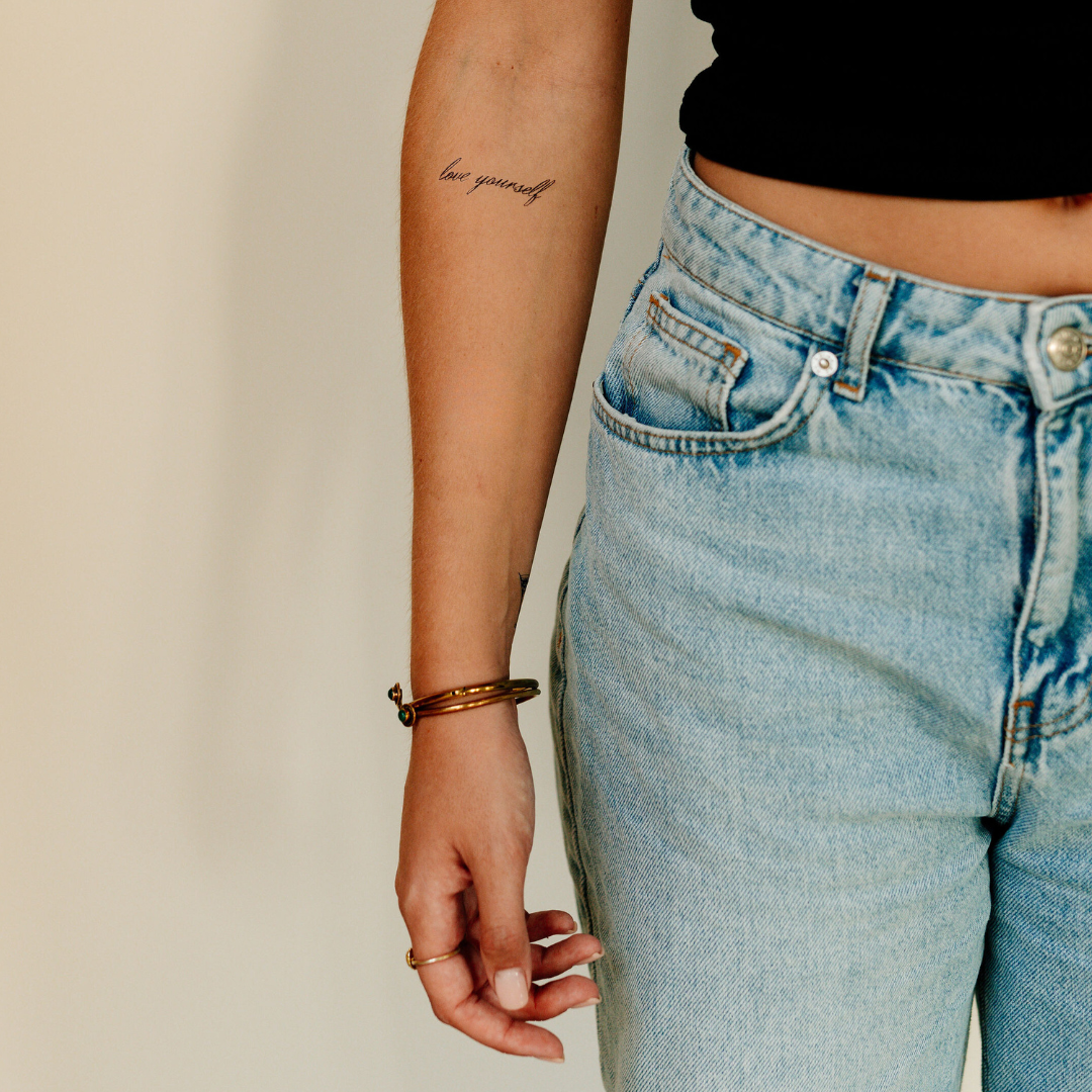 Tatuagem de texto falsa